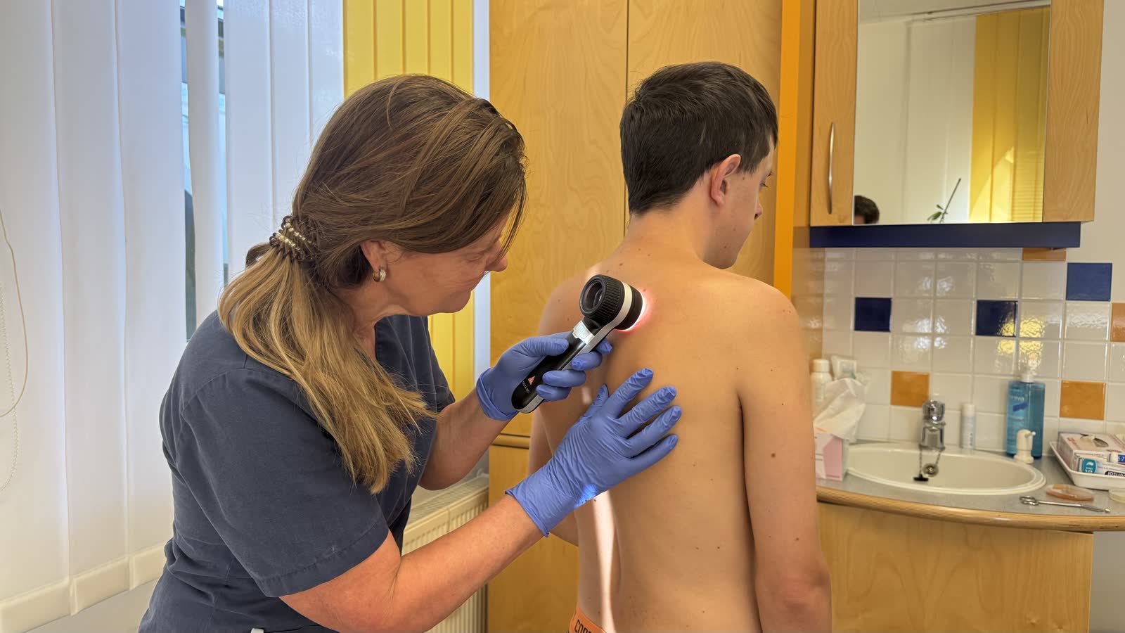 Dermatologische Untersuchung mit dem Dermatoskop