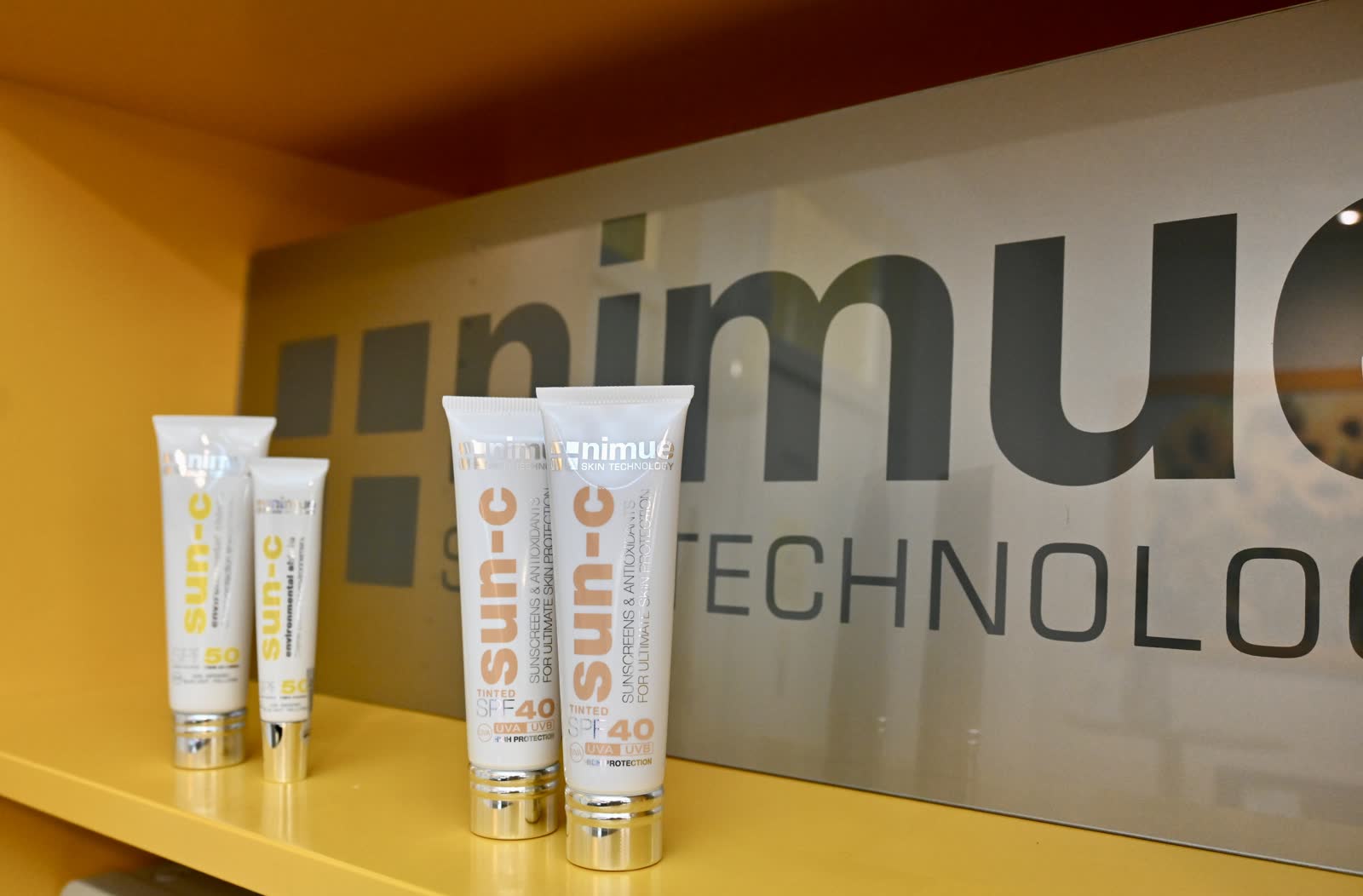 nimue sun-c Sonnenschutz im Regal am Empfang